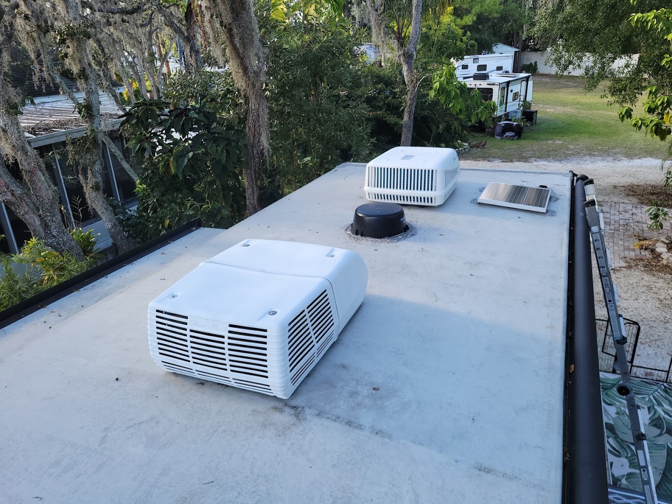 Mobile rv repair on roof of rv